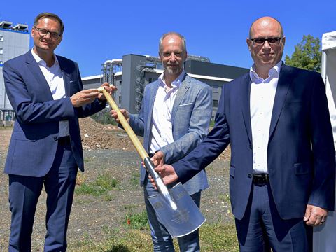 Jenoptik CEO (left), CFO (right) and Managing Director of the planning company with a spade for the ceremony
