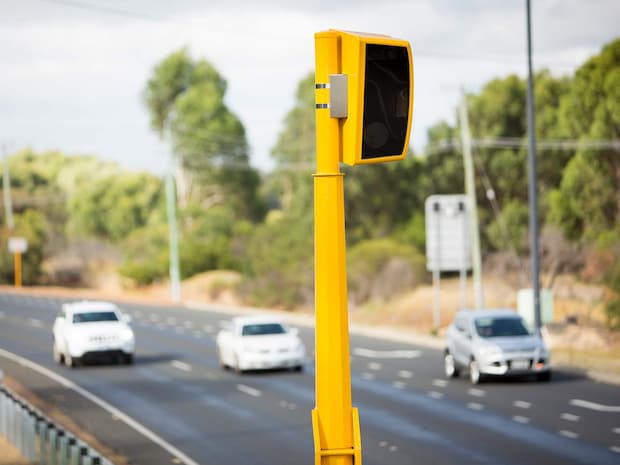 Red light camera TraffiStar SR390 Sistema TraffiStar SR390 para detectar infracciones de velocidad y de semáforos